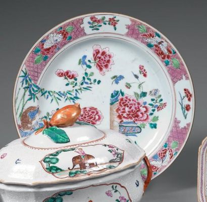 Époque QIANLONG (1736-1795) Plat en porcelaine décorée en émaux polychromes de la...