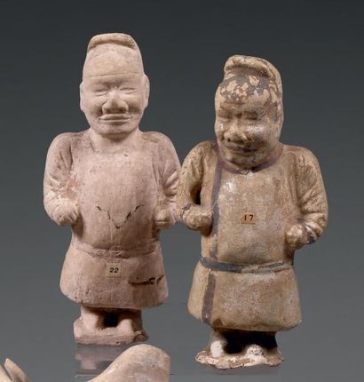 Époque TANG (618-907) Deux statuettes de gardiens debout en terre cuite à traces...