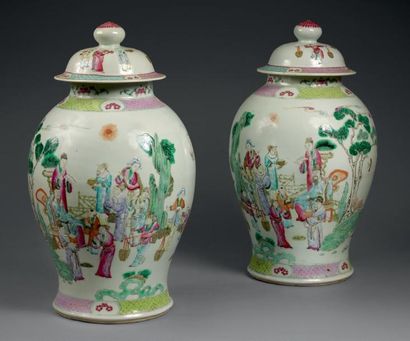 XIXe siècle Paire de potiches balustres en porcelaine blanche décorée en émaux polychromes...