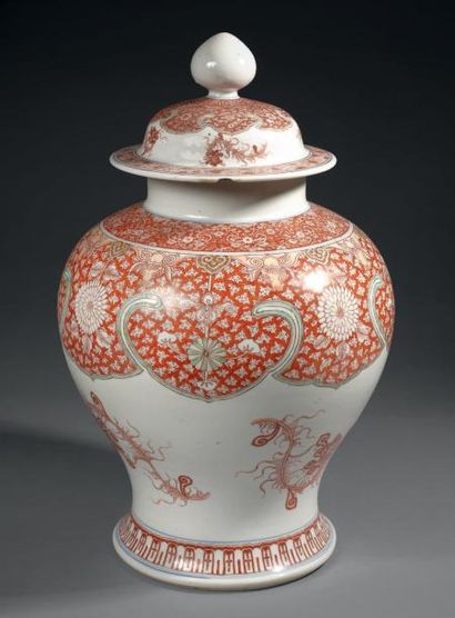 XIXe siècle Potiche couverte en porcelaine décorée en rouge de fer et émail or de...