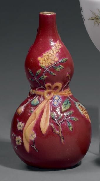 XXe siècle Petit modèle de vase double gourde en porcelaine émaillé polychrome de...