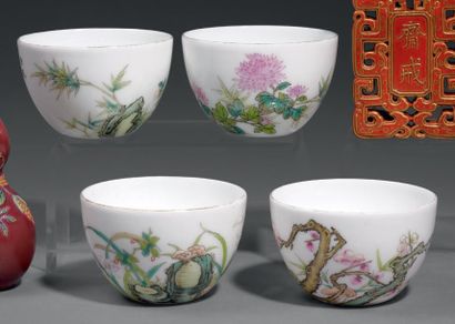 XXe siècle Quatre sorbets en porcelaine décorée en émaux polychromes sur chaque bol...