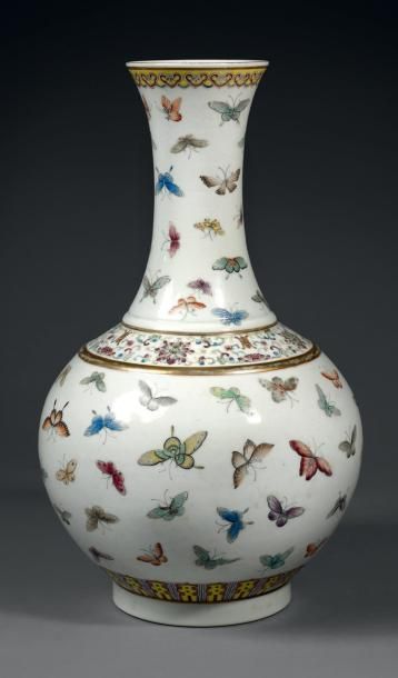 XXe siècle Vase de forme "shangping" en porcelaine décorée en émaux polychromes de...