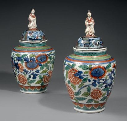 null Paire de pots balustres en porcelaine décorée en bleu sous couverte et émaux...