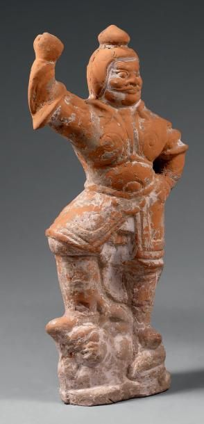 Époque TANG (618-907) Statuette de guerrier debout sur un démon en terre cuite à...