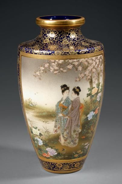 null Vase légèrement cylindrique en faïence de Satsuma sur fond bleu et or de fleurs...