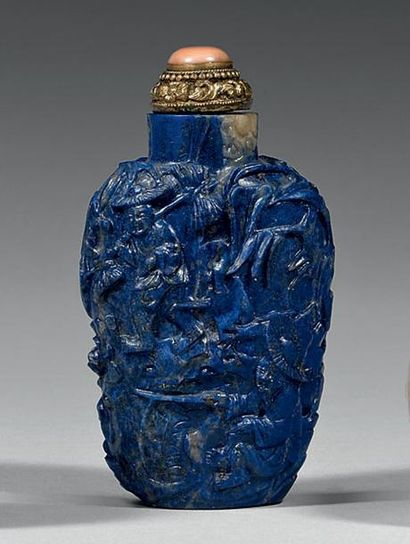 null Flacon tabatière de forme balustre en lapis-lazuli à décor sculpté en moyen...