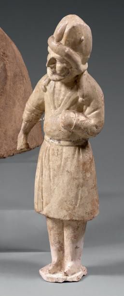 Époque TANG (618-907) Statuette de chamelier étranger en terre cuite émaillée beige....
