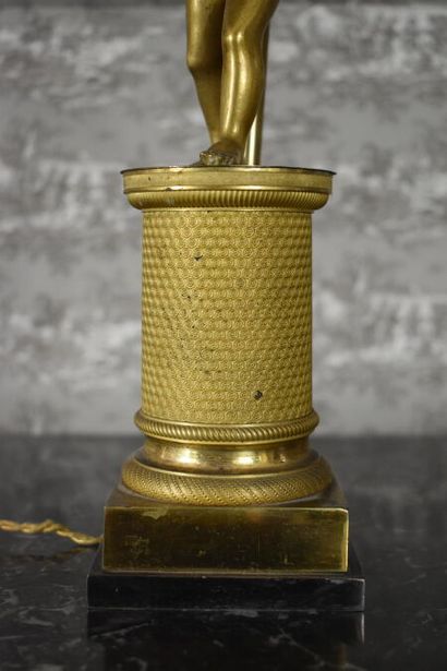 null LAMPE en bronze doré composée d'une statuette d'amour tirant à l'arc, sur un...