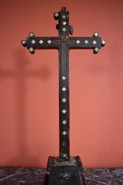 null CRUCIFIX en os sur une croix incrustée de nacre. Moyen Orient, début du XIXe...