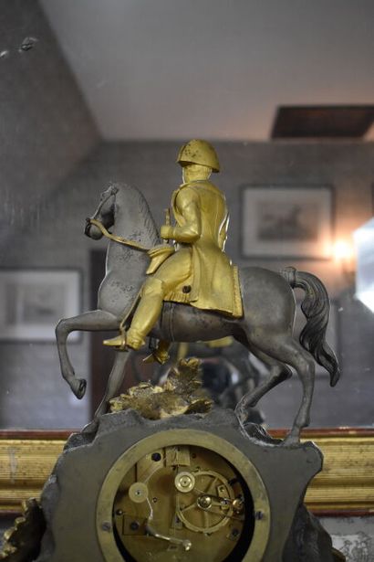 null PENDULE en bronze patiné et bronze doré, "Napoléon à cheval". Cadran émail....