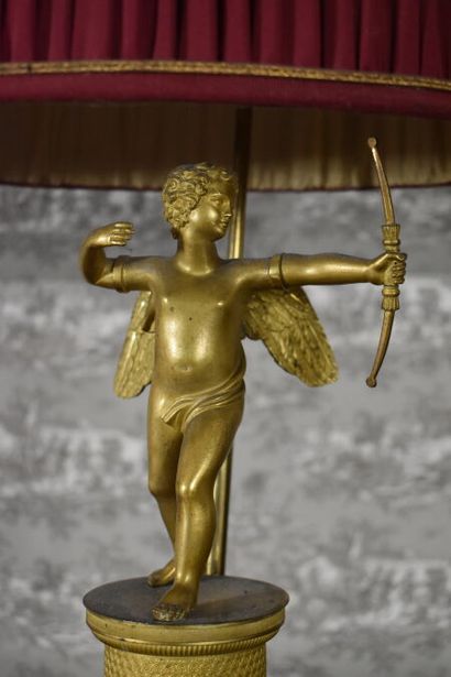 null LAMPE en bronze doré composée d'une statuette d'amour tirant à l'arc, sur un...