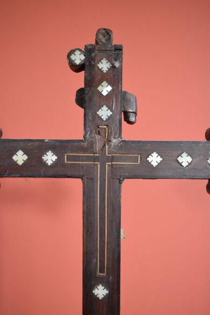 null CRUCIFIX en os sur une croix incrustée de nacre. Moyen Orient, début du XIXe...