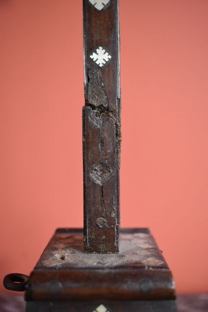 null CRUCIFIX en os sur une croix incrustée de nacre. Moyen Orient, début du XIXe...