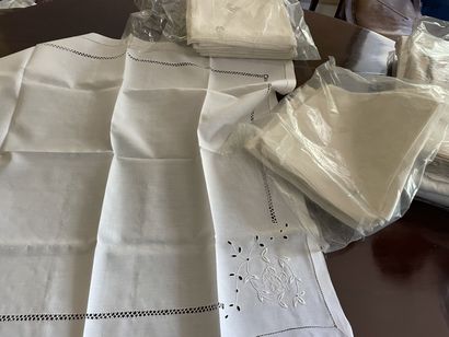 null ** Lot of linen: tableware, napkins, placemats, tablecloths in thread, linen...