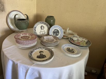 null ** Lot de porcelaines : dix assiettes à décor imprimé, série d'assiettes anglaises...