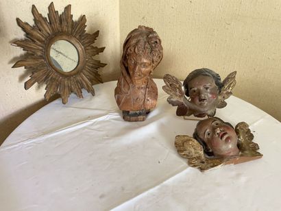null ** Lot en bois sculpté : un miroir soleil, deux têtes d'angelots (hauteur 20...