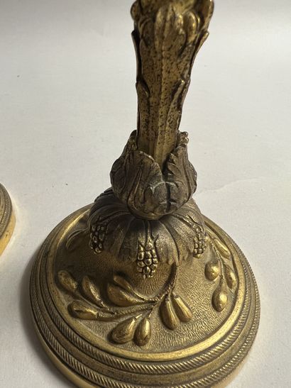 null Deux bougeoirs de style Louis XVI

En bronze doré à décor de feuillages