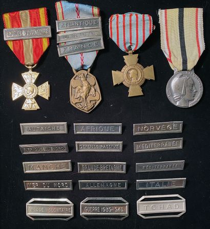 null Deuxième Guerre mondiale, lot de quatre médailles et agrafes : une Croix du...