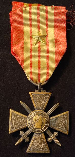 null Croix de guerre « 1939-1942 », en bronze patiné, suspension par double anneau,...