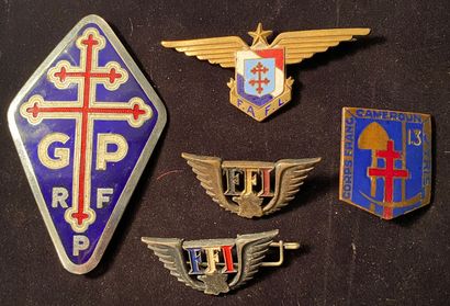 null Lot de cinq insignes : un insigne des FAFL en bronze émaillé, revers matriculé,...