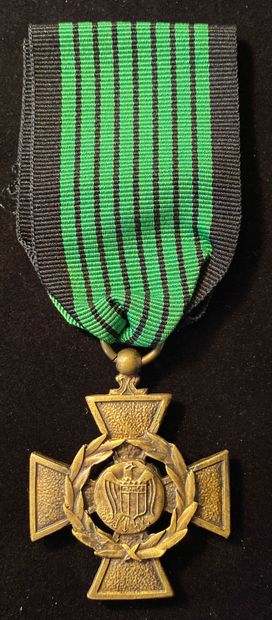 null Croix de guerre Légionnaire, surmoulage en bronze patiné, ruban. Fonte postérieure....