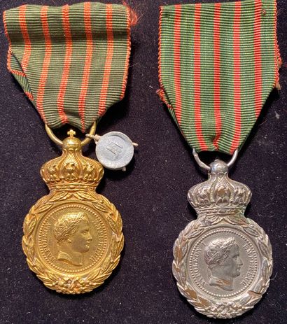 null Lot de deux médailles de Sainte-Hélène : une en bronze doré, ruban cousu avec...