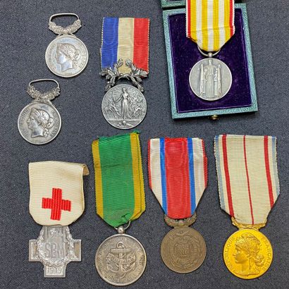 null Sauvetage - Lot de huit médailles : trois médailles pour acte de courage et...