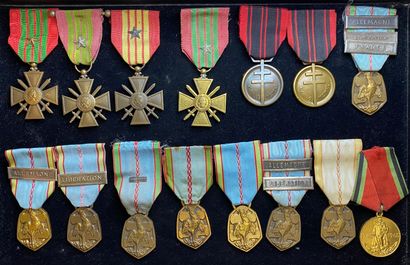 null Deuxième Guerre mondiale, lot de quinze : trois Croix de guerre 1939, une 1939-1940 ;...