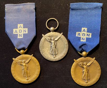 null Assistance au Devoir national, lot de trois médailles : une en bronze argenté,...