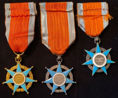 null Ordre du Mérite social, fondé en 1936, lot de trois étoiles : une d'officier...