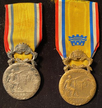 null Médaille d'honneur des Octrois, 1902, lot de deux : une en argent, poinçon de...