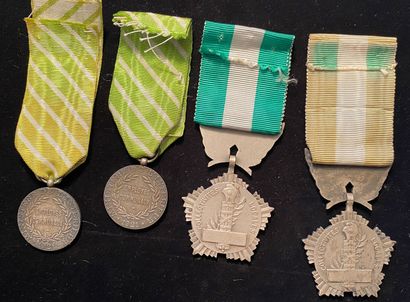 null Médaille d'honneur communale, 1921, lot de quatre : deux du premier type en...