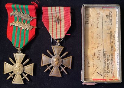 null Lot de deux Croix de guerre : une 1939 en bronze patiné, ruban avec deux palmes ;...