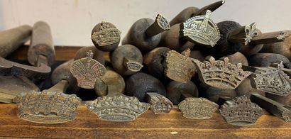 null Héraldique, lot de vingt-six fers à dorer en bronze montés sur manche en bois :...