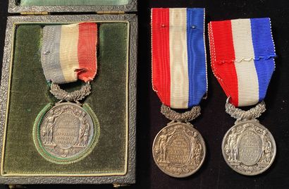 null Ministère de l'Intérieur, IIIe République, lot de trois médailles d'honneur...