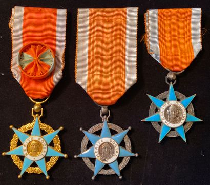 null Ordre du Mérite social, fondé en 1936, lot de trois étoiles : une d'officier...
