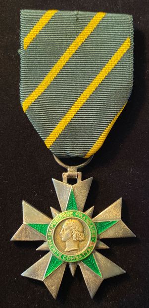 null Ordre du Mérite combattant, fondé en 1953, étoile de chevalier en argent et...
