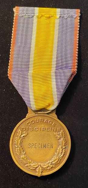 null Médaille de la Gendarmerie nationale, 1949, en bronze patiné, revers gravé « spécimen »,...