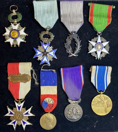 null Lot de huit : Légion d'honneur, IVe République, une étoile de chevalier en métal...