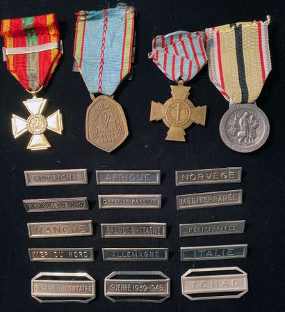 null Deuxième Guerre mondiale, lot de quatre médailles et agrafes : une Croix du...