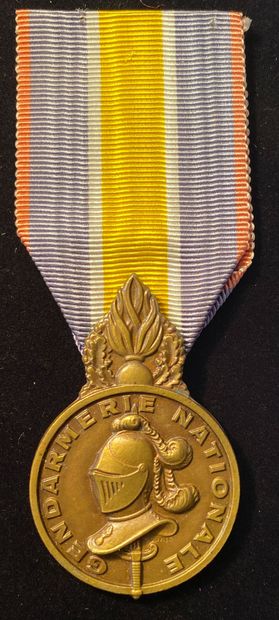 null Médaille de la Gendarmerie nationale, 1949, en bronze patiné, revers gravé « spécimen »,...