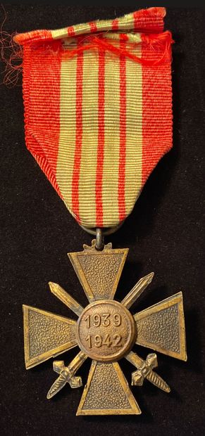 null Croix de guerre « 1939-1942 », en bronze patiné, suspension par double anneau,...