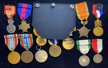 null Après-Guerre, lot de seize médailles : une médaille des Douanes par Ponscarme...
