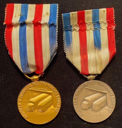 null Médaille d'honneur des Transports routiers, 1957, lot de deux : une classe vermeil...