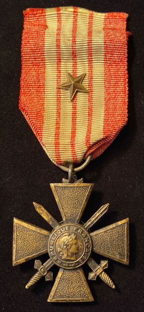 null Croix de guerre « 1939-1941 », en bronze patiné, millésimes ceints d'un large...