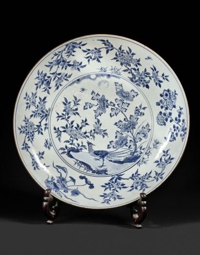 null CHINE - Époque Kangxi (1662-1722)

Grande coupe en porcelaine décorée en bleu...
