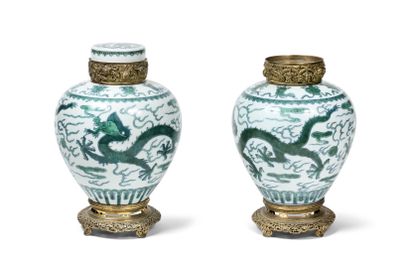 null CHINA - Qianlong period (1736-1795)

Pair of porcelain ginger pots decorated...