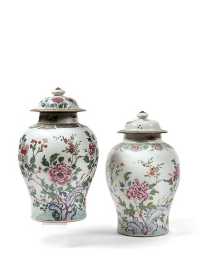 null CHINE - Époque Qianlong (1736-1795). Deux potiches pouvant former paire en porcelaine...