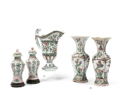 null CHINE - Époque Kangxi (1662-1722)

Paire de vases cornets quadrilobés en porcelaine...
